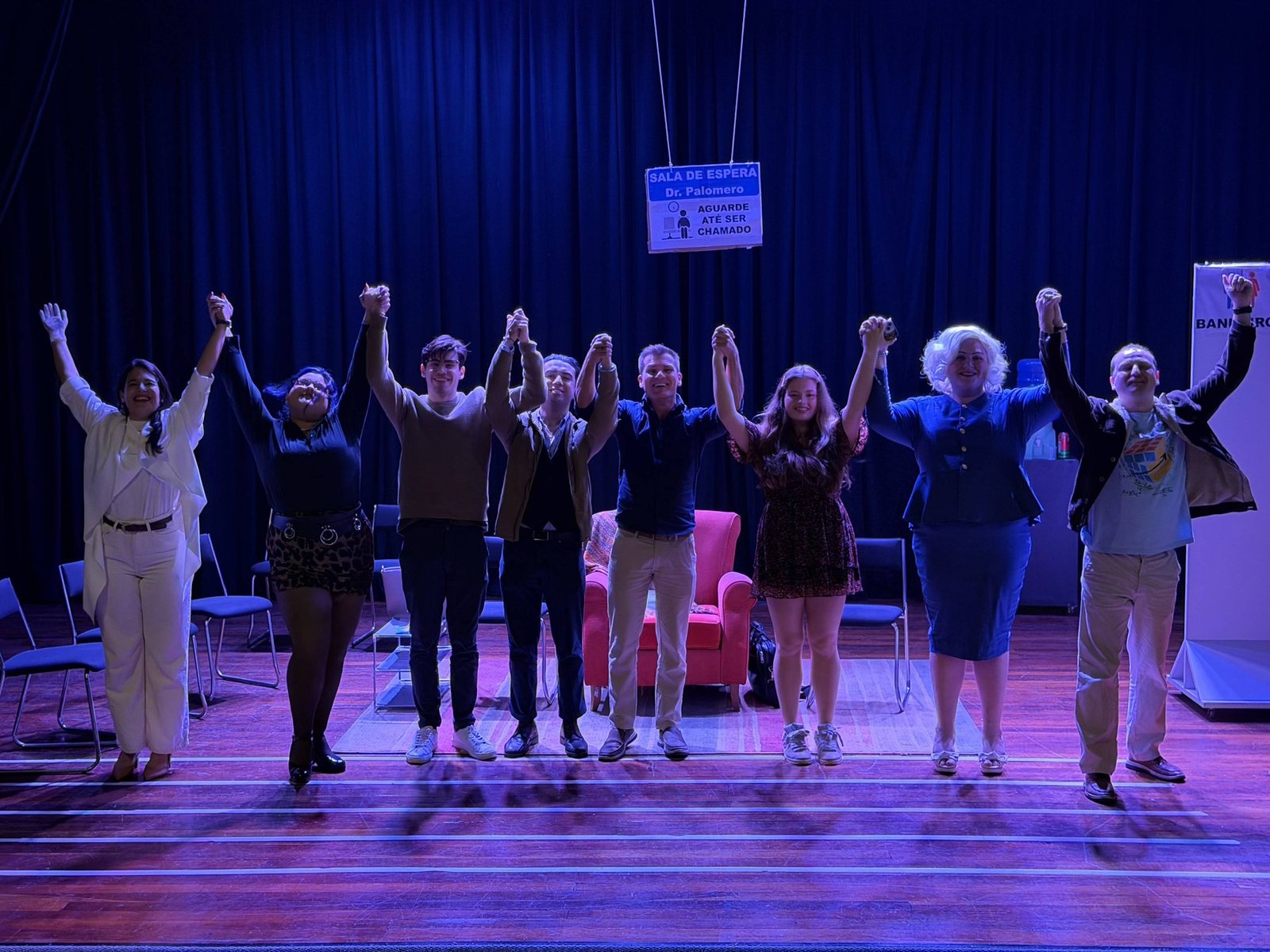 Apresentação de alunos do JP Instituto no palco